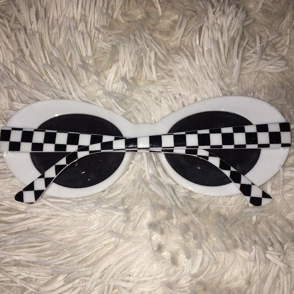 Checkered Oval Clout Sunglasses - Picture 3 of 3